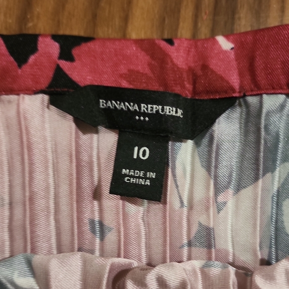 Banana Republic Floral Pleated Skirt - Picture 2 of 6